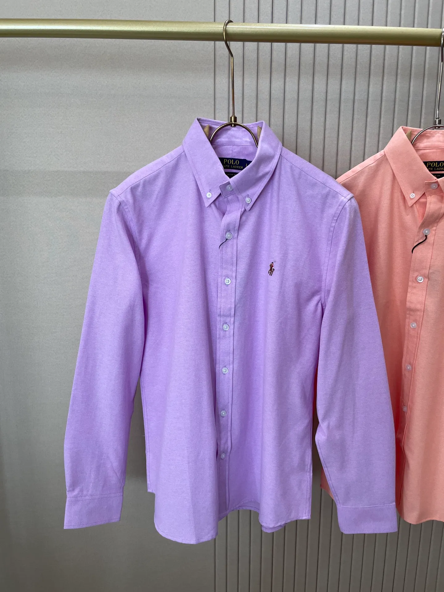 P220 🌸🌸🌸 POLO Ralph Lauren [High Quality] Classic shirt! Classic casual shirt made of pure cotton fabric with unique design, simple, clean and classic version design. It is a versatile style that can be switched at will. The fabric feels soft and delicate, highly breathable, close to the skin and comfortable to wear. It can be worn alone as an inner layer. Its versatile performance is beyond your imagination! The upper body of the ready-to-wear is simple and classic yet elegant! Size:M-XXL